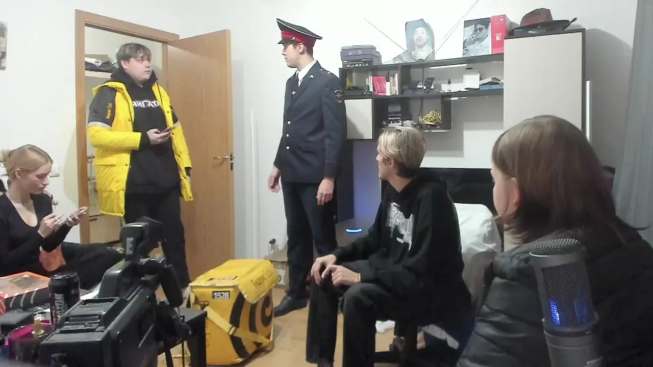 ИРЛ ПРАНК НАД КУРЬЕРОМ И ПОЛИЦЕЙСКИМ С ДЕВУШКОЙ ИЗ ДАЙВИНЧИКА