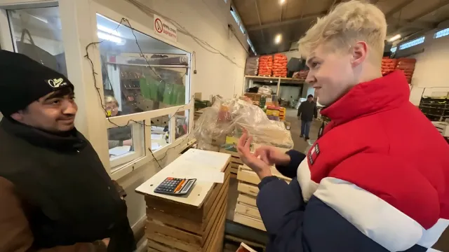 МАФАНЯ И БРАМО ПОКУПАЮТ МАНДАРИНЫ ПО СКИДКЕ