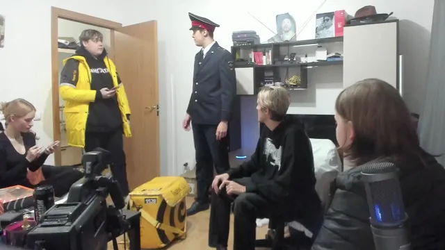 ИРЛ ПРАНК НАД КУРЬЕРОМ И ПОЛИЦЕЙСКИМ С ДЕВУШКОЙ ИЗ ДАЙВИНЧИКА