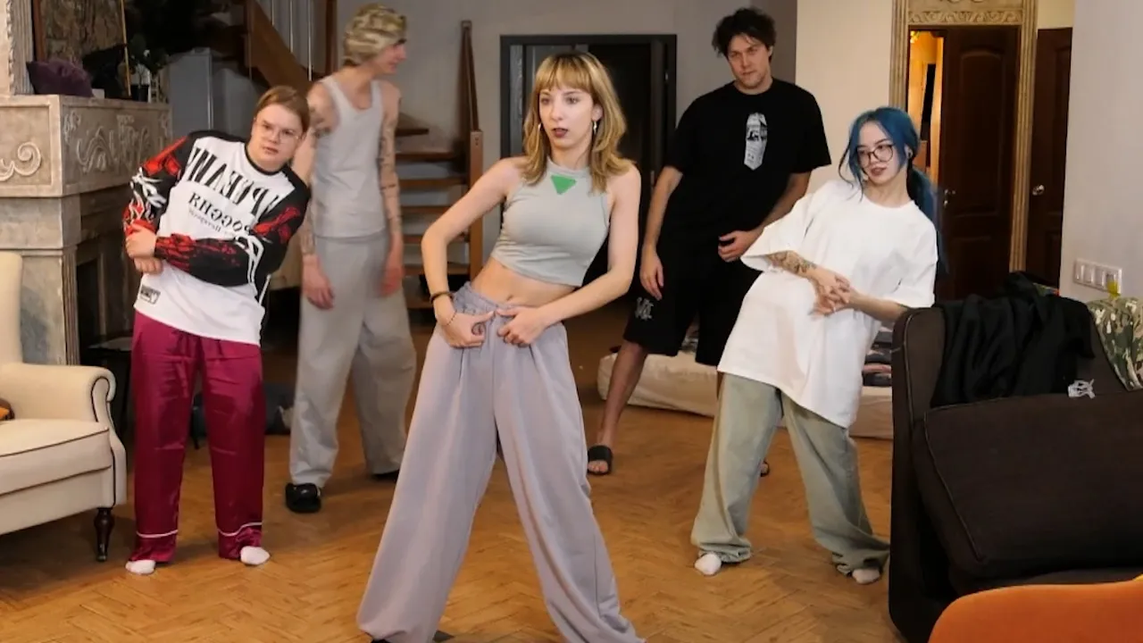 ШПАНУ ОБУЧАЮТ K-POP ТАНЦАМ (ft. Мафаня, Каша, СБомба и Бебрина)