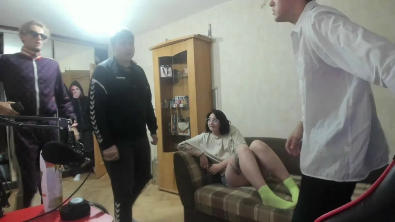 ИРЛ ПРАНК / МАФАНЯ ПРИГЛАСИЛ В ГОСТИ ДЕВУШКУ, НО ТУТ ПРИШЛИ ГОПНИКИ ВЫШИБАТЬ ДОЛГИ
