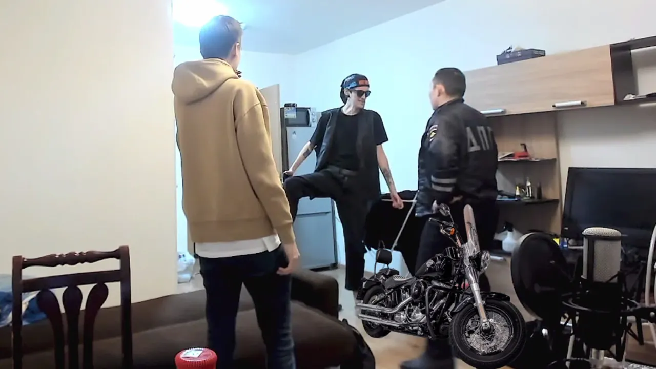 ИРЛ ПРАНК / ХАРЛЕЙ ДЭВИДСОН ЗАЕХАЛ В КВАРТИРУ